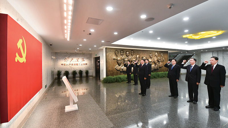 2017年10月31日，中共中央總書記、國家主席、中央軍委主席習(xí)近平帶領(lǐng)中共中央政治局常委李克強(qiáng)、栗戰(zhàn)書、汪洋、王滬寧、趙樂際、韓正，瞻仰上海中共一大會(huì)址和浙江嘉興南湖紅船。這是31日上午，在上海中共一大會(huì)址紀(jì)念館，習(xí)近平帶領(lǐng)其他中共中央政治局常委同志一起重溫入黨誓詞。 