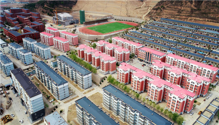 　　陜西省延安市延川縣文安驛鎮(zhèn)梁家河小區(qū)（4月24日無人機拍攝）。 新華社記者 劉瀟 攝