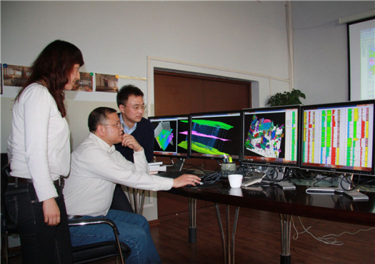 黃大年（中）帶領(lǐng)科研團隊成員研究問題（2010年11月22日攝）。新華社發(fā)