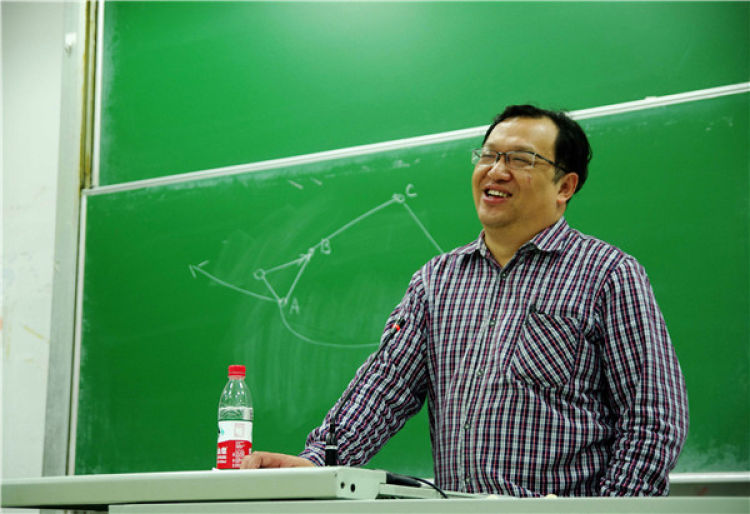 鐘揚在復(fù)旦大學講課（2014年5月5日攝）。 新華社發(fā)