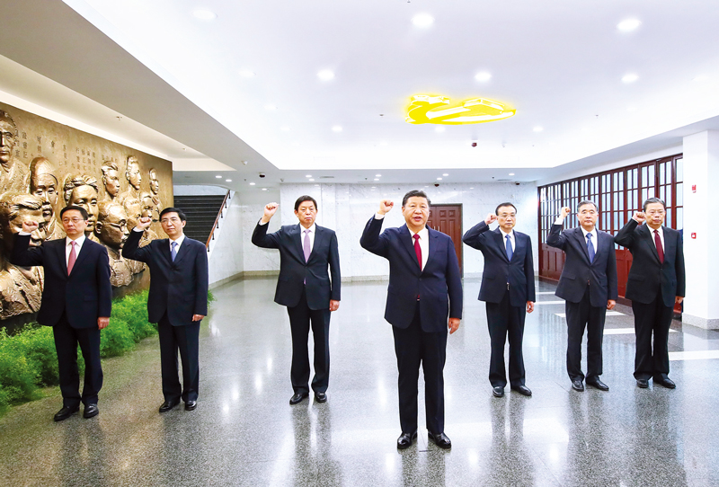 　2017年10月31日，中共中央總書記、國家主席、中央軍委主席習(xí)近平帶領(lǐng)中共中央政治局常委李克強(qiáng)、栗戰(zhàn)書、汪洋、王滬寧、趙樂際、韓正，瞻仰上海中共一大會址和浙江嘉興南湖紅船。這是31日上午，在上海中共一大會址紀(jì)念館，習(xí)近平帶領(lǐng)其他中共中央政治局常委同志一起重溫入黨誓詞。 新華社記者 蘭紅光/攝