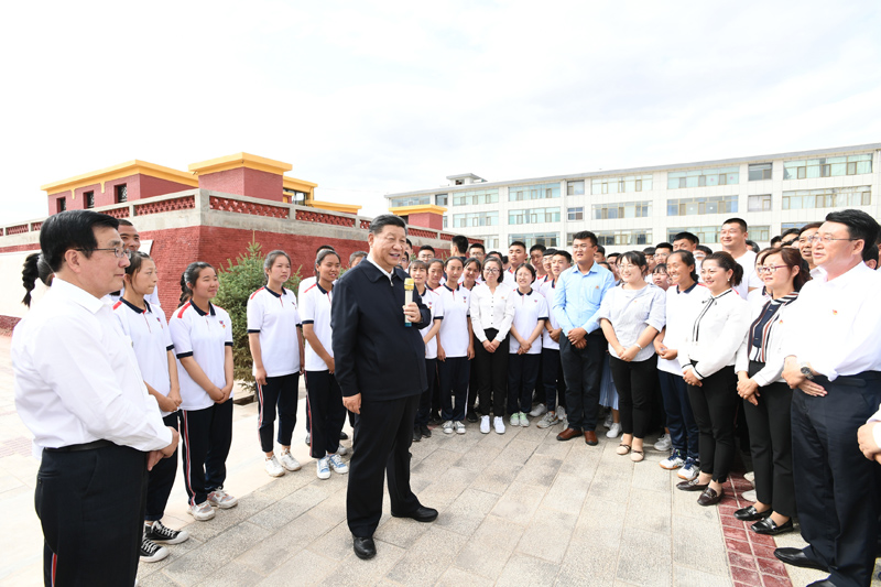 8月19日至22日，中共中央總書記、國家主席、中央軍委主席習(xí)近平在甘肅考察。這是20日下午，習(xí)近平在張掖市山丹培黎學(xué)校同師生親切交流。