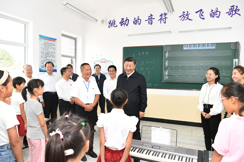 8月19日至22日，中共中央總書記、國家主席、中央軍委主席習(xí)近平在甘肅考察。這是21日上午，習(xí)近平在武威市古浪縣黃花灘生態(tài)移民區(qū)富民新村富民小學(xué)的音樂教室，認(rèn)真觀看正在進(jìn)行的音樂課教學(xué)。