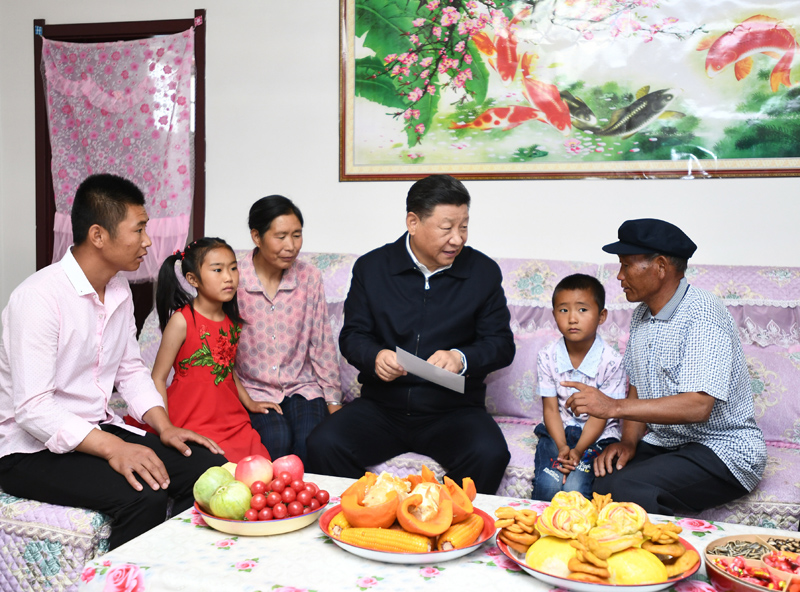8月19日至22日，中共中央總書記、國家主席、中央軍委主席習(xí)近平在甘肅考察。這是21日上午，習(xí)近平在武威市古浪縣黃花灘生態(tài)移民區(qū)富民新村村民李應(yīng)川家，同李應(yīng)川一家拉家常。