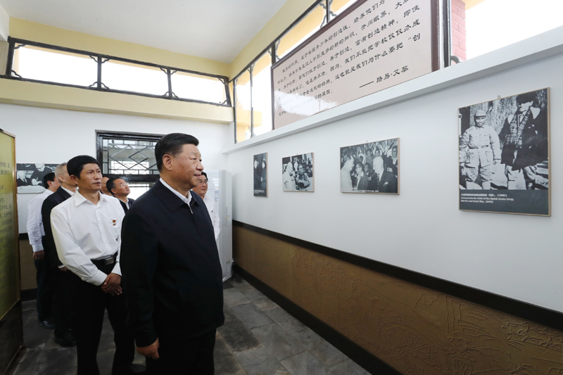 8月19日至22日，中共中央總書記、國家主席、中央軍委主席習(xí)近平在甘肅考察。這是20日下午，習(xí)近平在張掖市山丹培黎學(xué)校參觀學(xué)校創(chuàng)辦人路易·艾黎故居。