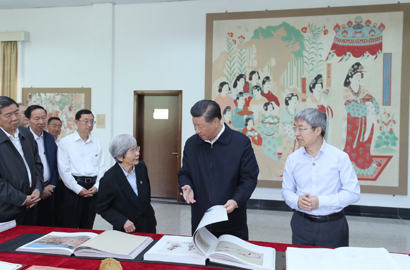 8月19日至22日，中共中央總書記、國家主席、中央軍委主席習(xí)近平在甘肅考察。這是19日下午，習(xí)近平在敦煌研究院察看珍藏文物和學(xué)術(shù)成果展示，了解文物保護(hù)和研究、弘揚(yáng)優(yōu)秀歷史文化情況。