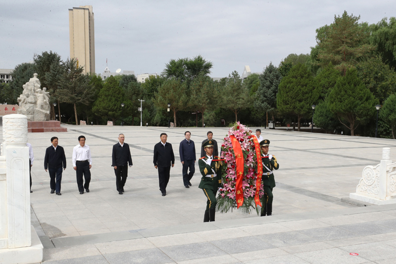 8月19日至22日，中共中央總書記、國家主席、中央軍委主席習(xí)近平在甘肅考察。這是20日上午，習(xí)近平來到張掖市高臺縣，瞻仰中國工農(nóng)紅軍西路軍紀(jì)念碑，向革命先烈敬獻(xiàn)花籃。