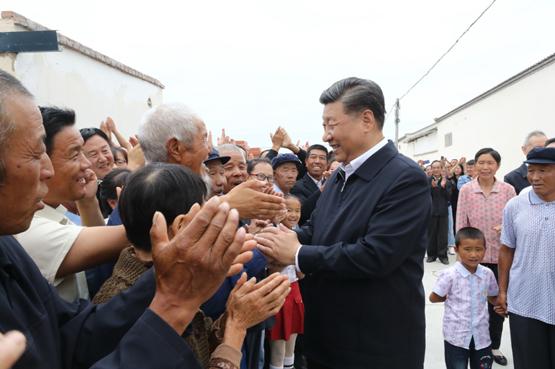 8月19日至22日，中共中央總書記、國家主席、中央軍委主席習(xí)近平在甘肅考察。這是21日上午，習(xí)近平在武威市古浪縣黃花灘生態(tài)移民區(qū)富民新村同村民親切交談。