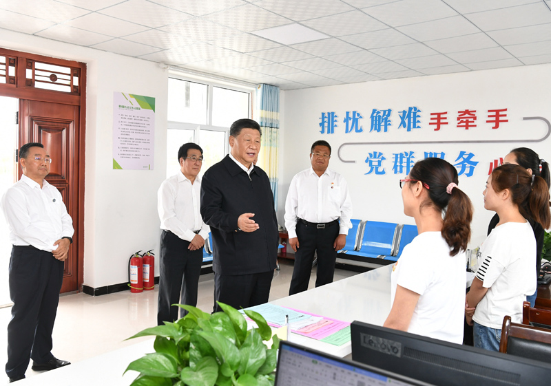 8月19日至22日，中共中央總書記、國家主席、中央軍委主席習(xí)近平在甘肅考察。這是21日上午，習(xí)近平在武威市古浪縣黃花灘生態(tài)移民區(qū)富民新村黨群服務(wù)中心考察。