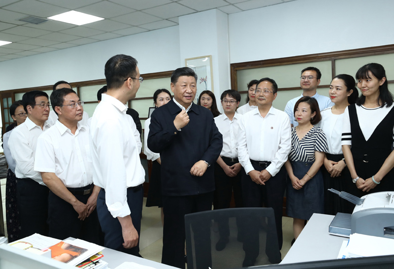 8月19日至22日，中共中央總書記、國家主席、中央軍委主席習(xí)近平在甘肅考察。這是21日下午，習(xí)近平在《讀者》編輯部同工作人員交流，勉勵他們?yōu)槿嗣裉峁└鄡?yōu)秀精神食糧。