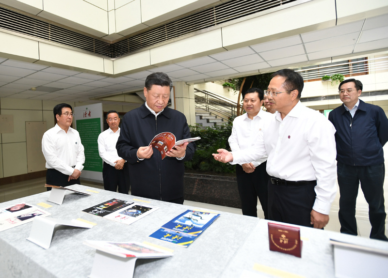 8月19日至22日，中共中央總書記、國家主席、中央軍委主席習(xí)近平在甘肅考察。這是21日下午，習(xí)近平在讀者出版集團(tuán)有限公司考察。