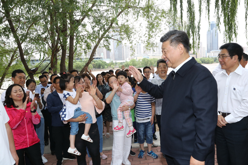 8月19日至22日，中共中央總書記、國家主席、中央軍委主席習(xí)近平在甘肅考察。這是21日下午，習(xí)近平在蘭州市黃河治理蘭鐵泵站項(xiàng)目點(diǎn)同正在休閑的群眾親切交談。