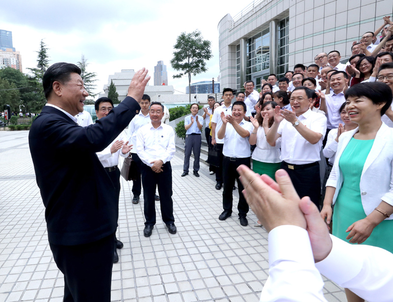 8月19日至22日，中共中央總書記、國家主席、中央軍委主席習(xí)近平在甘肅考察。這是21日下午，習(xí)近平在讀者出版集團(tuán)有限公司同工作人員親切交談。
