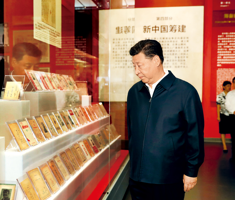 2019年9月12日，中共中央總書記、國家主席、中央軍委主席習近平視察中共中央北京香山革命紀念地。這是習近平在香山革命紀念館參觀《為新中國奠基》主題展覽。 新華社記者 黃敬文/攝
