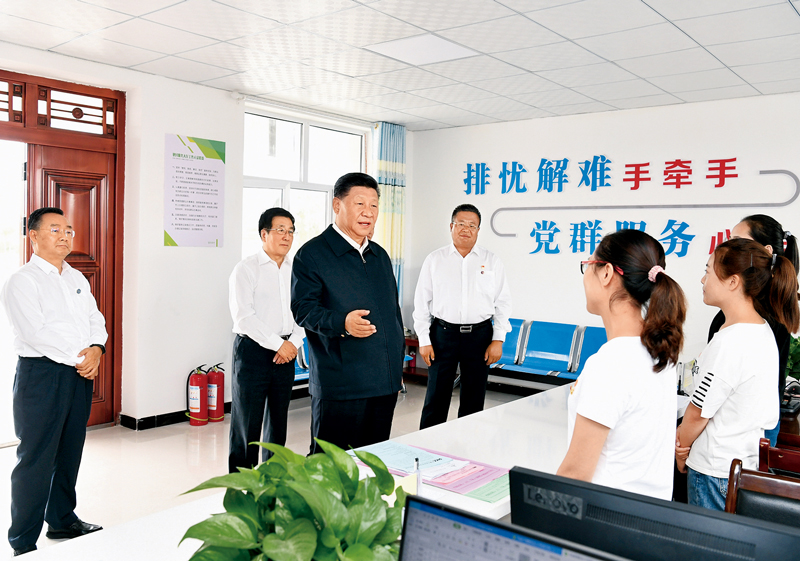 2019年8月19日至22日，中共中央總書記、國家主席、中央軍委主席習近平在甘肅考察。這是21日上午，習近平在武威市古浪縣黃花灘生態(tài)移民區(qū)富民新村黨群服務(wù)中心考察。 新華社記者 謝環(huán)馳/攝