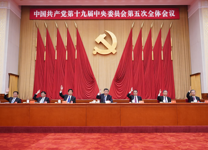 中國共產(chǎn)黨第十九屆中央委員會(huì)第五次全體會(huì)議，于2020年10月26日至29日在北京舉行。這是習(xí)近平、李克強(qiáng)、栗戰(zhàn)書、汪洋、王滬寧、趙樂際、韓正等在主席臺(tái)上。新華社記者 王曄 攝