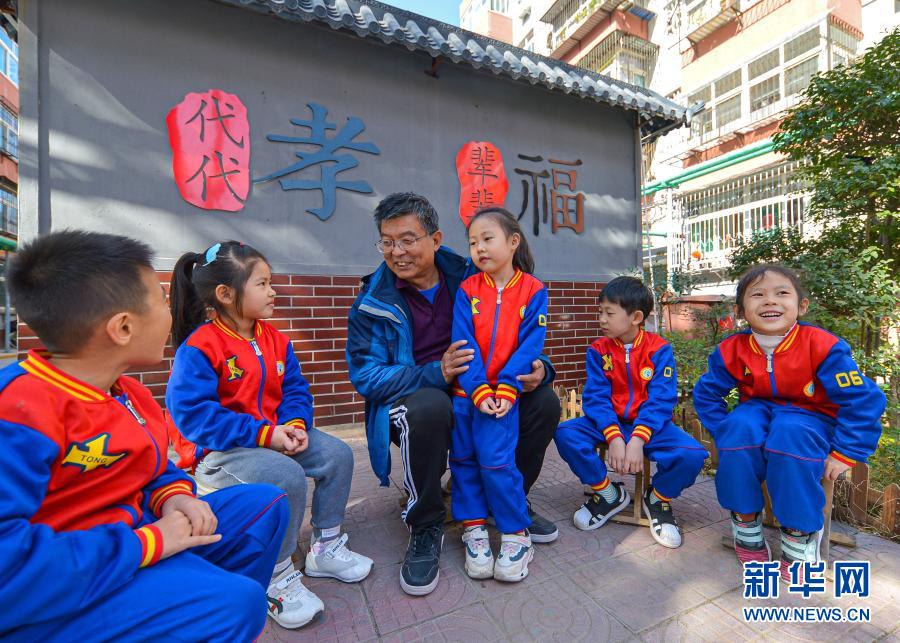2020年11月2日，在河北邯鄲市邯山區(qū)中華南四號(hào)小區(qū)，宣講員在向孩子們講家風(fēng)家訓(xùn)故事。新華社記者 王曉 攝