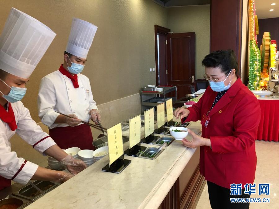 2020年10月29日，受邀列席黨的十九屆五中全會(huì)的基層社區(qū)工作者吳亞琴在京西賓館餐廳取了一份小碗面。她表示：“盛面的碗也都是小碗，吃多少打多少?！毙氯A社記者 朱基釵 攝