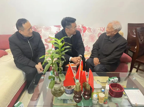 將組織關(guān)愛(ài)送上門(mén)、送心間